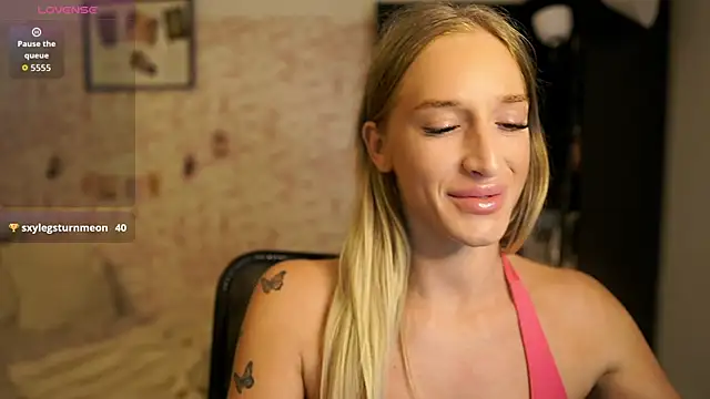 Nicolette  Shea  online show from October 1, 2025, 8:20 am