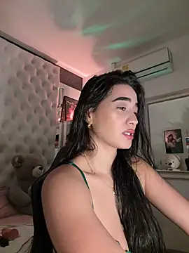 ZarahEvans online show from December 18, 2025, 8:04 pm