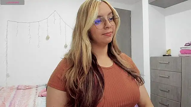 Snapshot of Valery7rose_ chatting on March 18, 2025, 10:37 pm Valery7rose online show from March 18, 2025, 10:37 pm