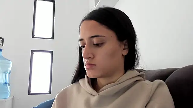  Caroliinee  online show from February 19, 2025, 4:22 pm