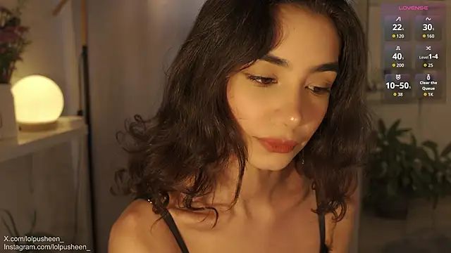 Snapshot of JulietteDee chatting on November 7, 2025, 10:10 pm JulietteDee online show from November 7, 2025, 10:10 pm