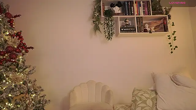 Snapshot of EmilyxRose_- chatting on December 2, 2024, 10:23 pm EmilyxRose - online show from December 2, 2024, 10:23 pm