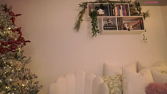 Snapshot of EmilyxRose_- chatting on December 6, 2024, 10:19 pm EmilyxRose - online show from December 6, 2024, 10:19 pm