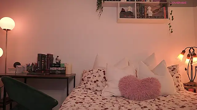 Snapshot of EmilyxRose_- chatting on March 19, 2025, 6:01 pm EmilyxRose - online show from March 19, 2025, 6:01 pm