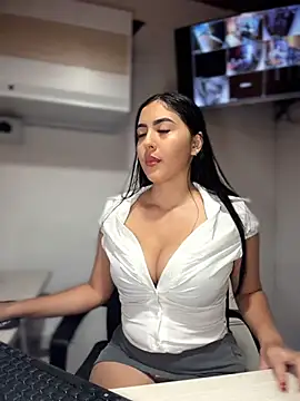 Snapshot of MarianaBenz chatting on June 3, 2026, 12:35 am MarianaBenz online show from June 3, 2026, 12:35 am