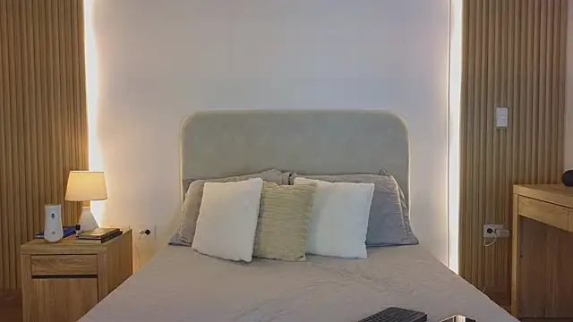 KristennBlue online show from April 14, 2026, 12:33 pm