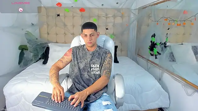 Alex cute77 online show from October 7, 2025, 12:02 pm