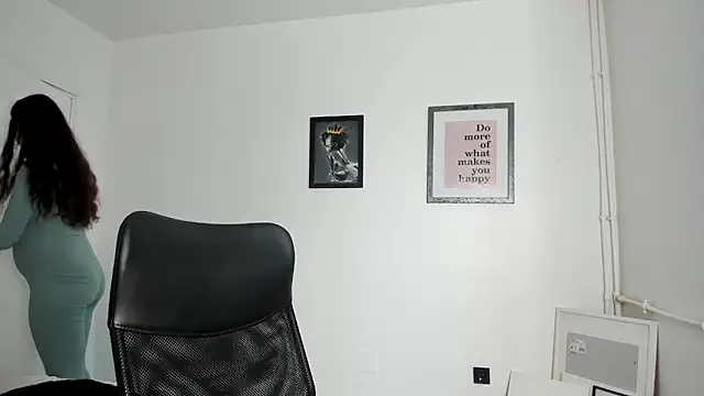 PortraitMarie online show from December 9, 2024, 12:19 pm