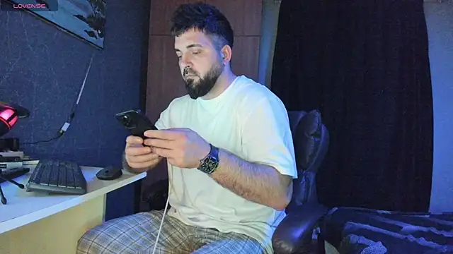 Eduu2322 online show from March 18, 2025, 10:37 pm