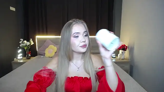 StacyYellig online show from September 12, 2025, 7:58 pm