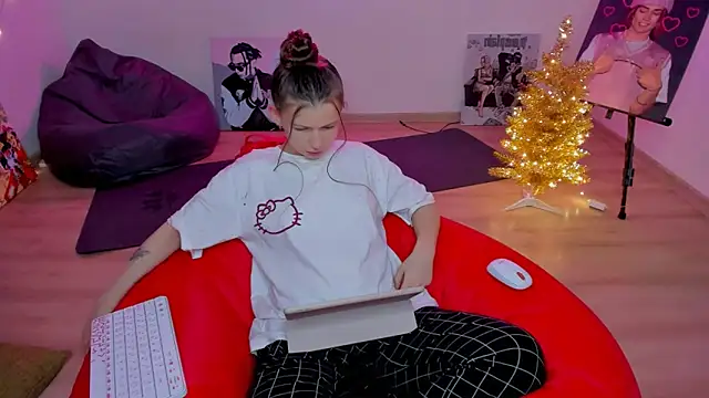 HelloRoxy online show from December 22, 2025, 11:24 pm