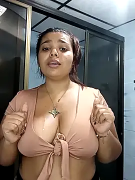 stefanie010 online show from February 4, 2026, 7:09 pm