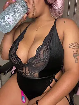 YellowHoneyDip online show from November 25, 2025, 6:30 pm