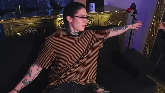 dantecoppolaa  online show from December 23, 2024, 3:44 pm