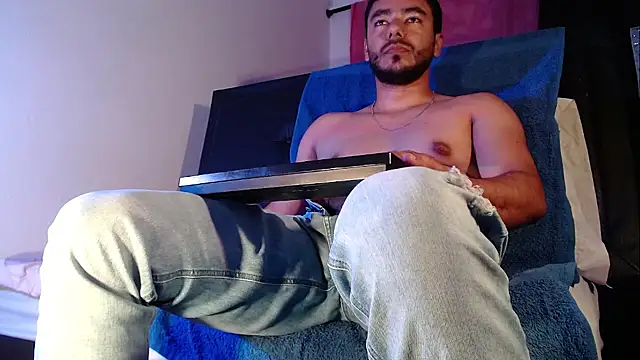 Tommhot online show from November 12, 2025, 7:57 pm