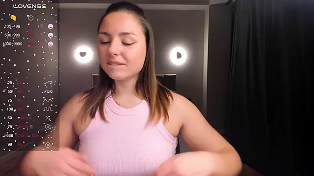 Snapshot of ThreeshaWhite chatting on February 19, 2025, 4:22 pm ThreeshaWhite online show from February 19, 2025, 4:22 pm