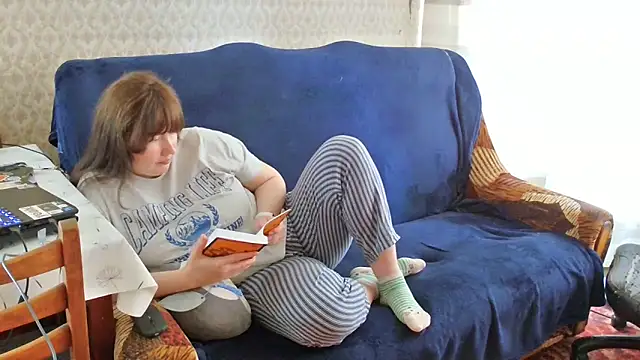 Snapshot of franceska_blue chatting on April 2, 2026, 9:40 am franceska blue online show from April 2, 2026, 9:40 am