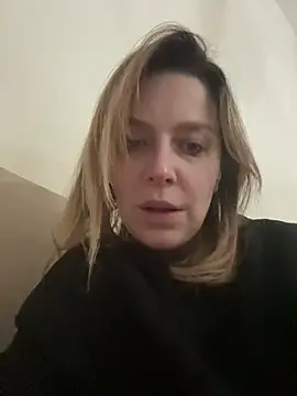 JulietteVolpeWyorika online show from December 1, 2025, 2:44 pm