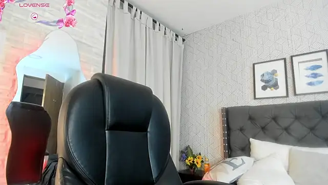 emma  smith1 online show from February 4, 2025, 3:36 pm