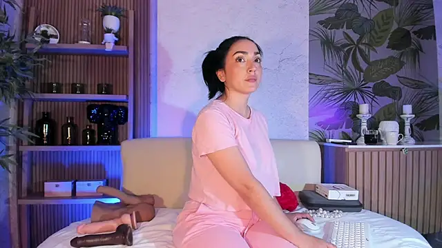 LIAH IZUMI online show from January 7, 2026, 1:13 pm