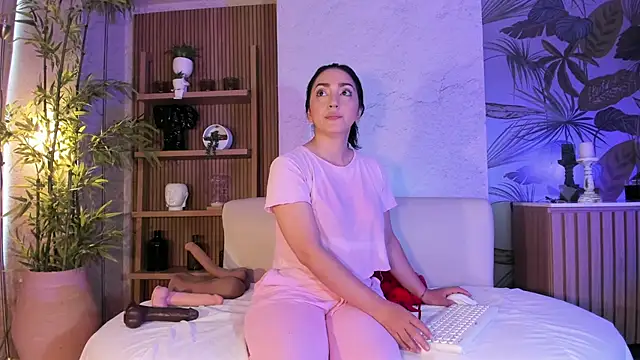 LIAH IZUMI online show from February 16, 2026, 1:18 pm