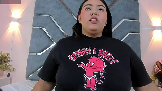 LucciaPorter online show from April 19, 2026, 2:49 pm