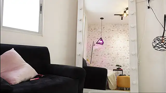 Sofhia cruz online show from February 18, 2026, 8:05 pm