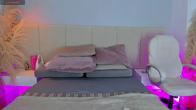 sofia pamela online show from December 4, 2025, 7:44 pm