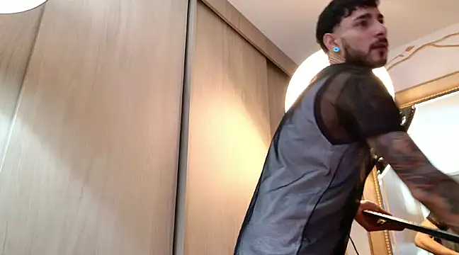 enzo herrera01 online show from February 27, 2025, 5:45 am