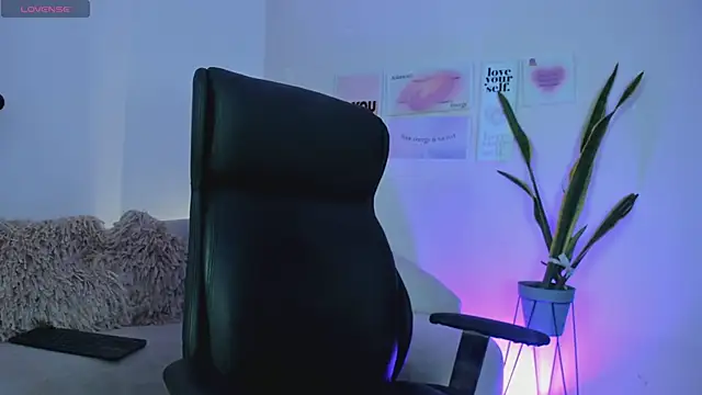 ChloeHarper  online show from February 14, 2025, 12:36 pm