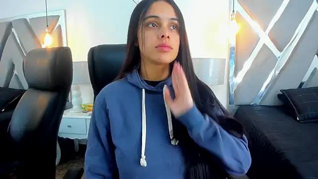 ChloeHarper  online show from October 6, 2025, 1:08 pm