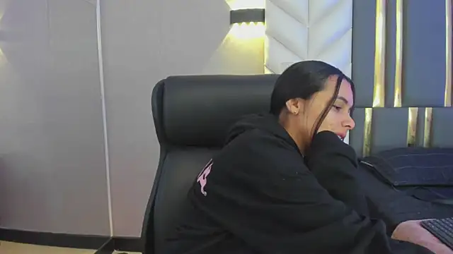 ChloeHarper  online show from April 9, 2026, 11:37 am