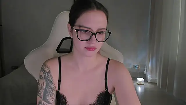 Snapshot of Sonia_moon_ chatting on December 6, 2024, 4:47 am Sonia moon online show from December 6, 2024, 4:47 am