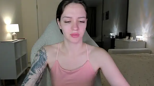 Snapshot of Sonia_moon_ chatting on October 18, 2025, 2:36 am Sonia moon online show from October 18, 2025, 2:36 am