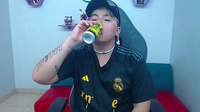 isabeautyx19 online show from February 4, 2025, 1:34 am