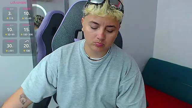 isabeautyx19 online show from February 25, 2025, 2:03 am