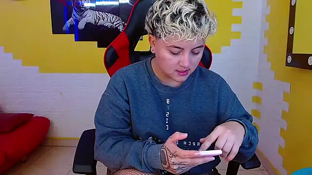 isabeautyx19 online show from March 18, 2025, 7:42 pm