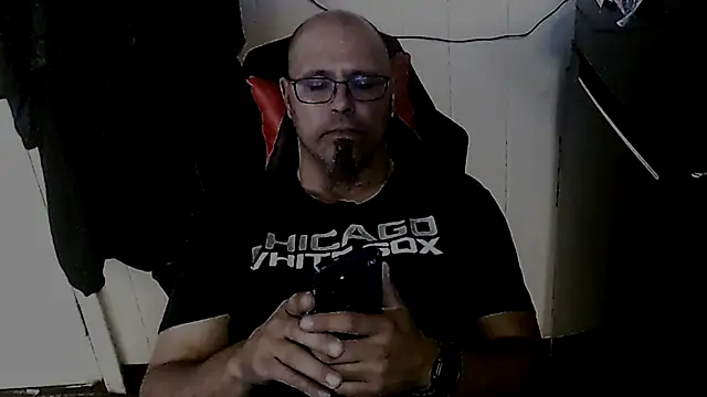 KrazyLegz online show from October 8, 2025, 3:42 pm