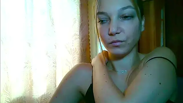 EmillyPlay online show from November 28, 2025, 10:40 am