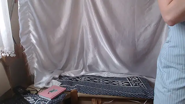 Burberrry  online show from April 8, 2026, 6:02 am