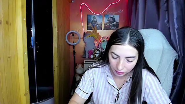 Snapshot of Fiery_Brunette_ chatting on February 18, 2026, 4:30 am Fiery Brunette online show from February 18, 2026, 4:30 am