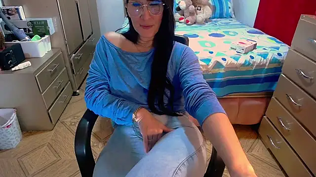 Snapshot of BitterMomXxx chatting on February 26, 2025, 2:59 am BitterMomXxx online show from February 26, 2025, 2:59 am