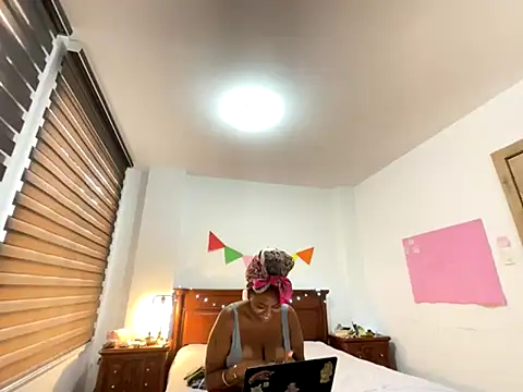 ChocolateCakeQueen online show from November 9, 2025, 4:49 pm