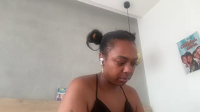 Snapshot of ChocolateCakeQueen chatting on June 25, 2026, 2:43 pm ChocolateCakeQueen online show from June 25, 2026, 2:43 pm