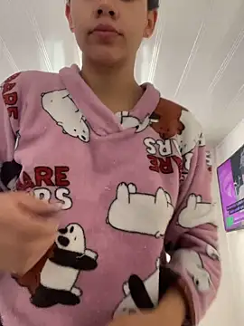 Snapshot of hannahb-e chatting on April 1, 2026, 1:52 pm hannahb-e online show from April 1, 2026, 1:52 pm