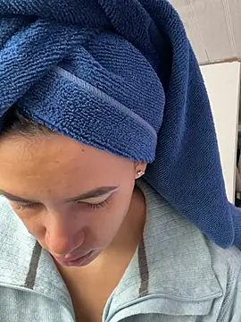 Snapshot of hannahb-e chatting on April 2, 2026, 2:37 pm hannahb-e online show from April 2, 2026, 2:37 pm