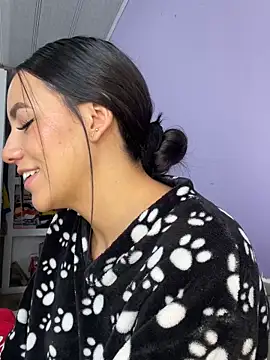 Snapshot of hannahb-e chatting on April 19, 2026, 6:10 pm hannahb-e online show from April 19, 2026, 6:10 pm