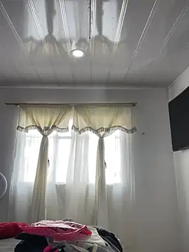 Snapshot of hannahb-e chatting on May 20, 2026, 8:48 pm hannahb-e online show from May 20, 2026, 8:48 pm
