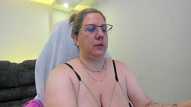 Snapshot of katie_joness_ chatting on September 10, 2025, 1:00 pm katie joness  online show from September 10, 2025, 1:00 pm