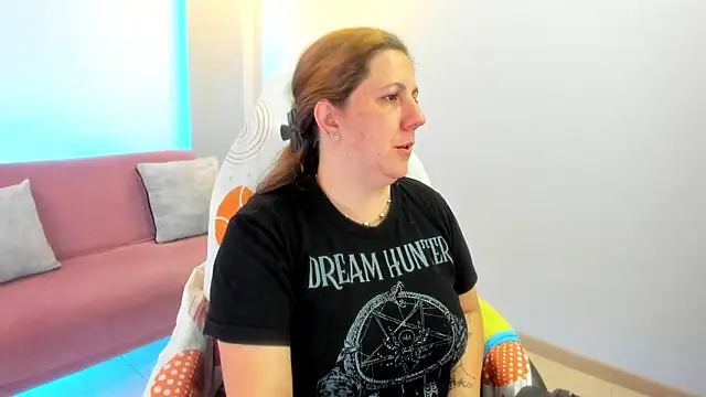 Snapshot of katie_joness_ chatting on September 30, 2025, 1:05 pm katie joness  online show from September 30, 2025, 1:05 pm